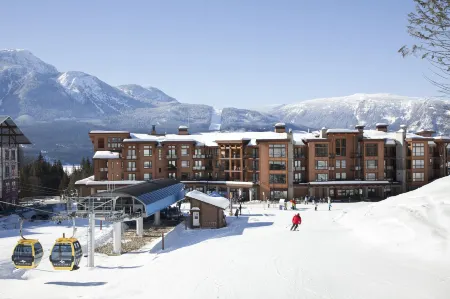 Sutton Place Hotel Revelstoke Mountain Resort Отели рядом с достопримечательностью «Ревелсток»