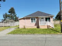Pacific Escape-Walk to the beach! Adorable 2-bedroom Crescent City home.