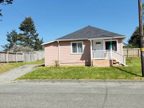Pacific Escape-Walk to the beach! Adorable 2-bedroom Crescent City home.