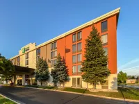 Holiday Inn Express Flint-Campus Area Hotel dekat Kettering University