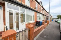 Charming 4-Bed Guest House in Salford Hotel di Pendlebury