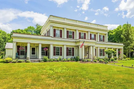 Arlington Inn & Spa Отели рядом с достопримечательностью «Sugar Shack»