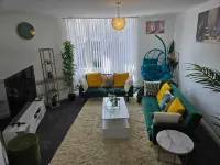 Luxury Stylish Charming City Apartment With Private Entrance in Wolverhampton فنادق في ولفرهامبتون