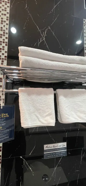 กระท่อมริมแม่น้ำพร้อมอ่างอาบน้ำ เตียงใหญ่