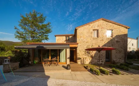 Os Lambráns Отели рядом с достопримечательностью «Herbon»