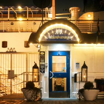 Mälardrottningen Yacht Hotel Отели рядом с достопримечательностью «Стокгольмский Музей танца»