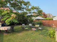Beautifully remodeled 2 Bedroom Cottage,fenced yard, short walk to the beach. 클램 셸 퍼블릭 비치 액세스 주변 호텔
