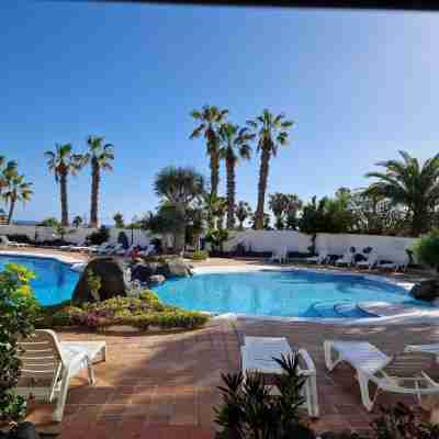 2-Bed Apt Sleeps 4 Steps Out on to the Pool Fitness & Recreational Facilities