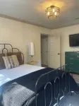Springhill Bungalow-cozy bungalow located in the Springhill area. Hotels near Crichton Shopping Center
