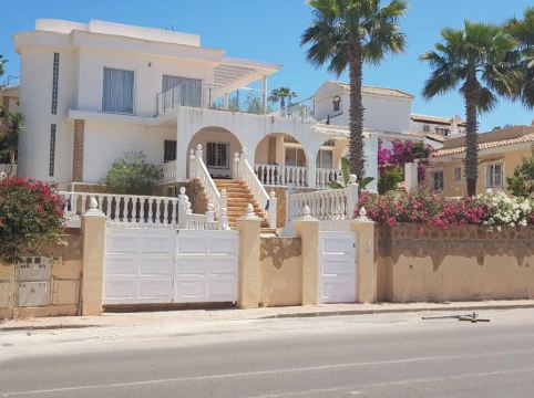 3-Bed Villa Sleeps 8 with Private Pool