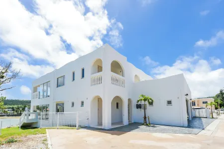 Shallows Отели рядом с достопримечательностью «Benthos Divers»