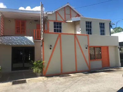 Best Time Inn Hotel - Car Rental Hoteles cerca de Caye Caulker Sign