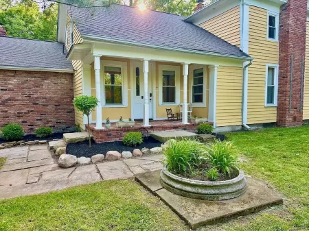 Charming renovated historical farmhouse in the heart of wine country!