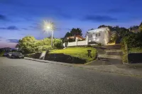 Newly Renovated Studio w Parking-Netflix Hotels in Piha