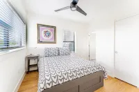 East Downtown 3Br Condo w Fast Wifi and Sleeps 8 - Apartments
