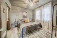 The Concord: A charming 2-bed 2-bath pet friendly house in historic Saint James