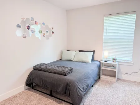 Charming 3-bedroom townhome w/ Pool in Pensacola