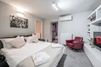 [DOWNTOWN MODENA WITH PARKING AND SMALL GARDEN] AT THE MULEIN