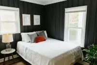 "The Lynn" MODERN URBAN STAY w/ Backyard