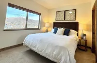 BEAUTIFUL VIEWS! Your Mountain Chic Oasis awaits - perfect location Hotel a Summit Park