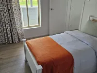 Farm cottage in 2.3 acres. Fully renovated for your comfort. Hoteles en Orbost
