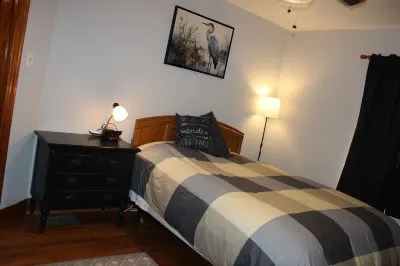 Charming Modern Retreat Near Downtown Jeffersonville & Bob Hedge Park Hotels near Jeffersonville Christian Church