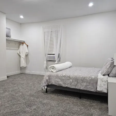 Remodeled 1890 original 2 bed in Wheeling w partial views of the Ohio River. Отели в г. Уилинг