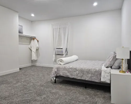 Remodeled 1890 original 2 bed in Wheeling w partial views of the Ohio River. 휠링 호텔