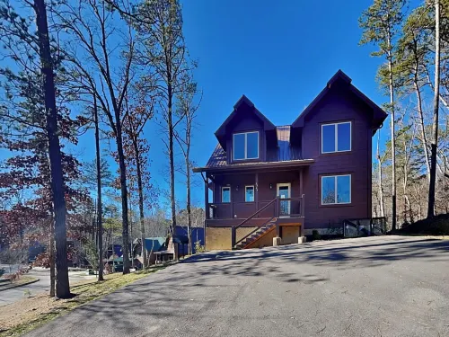 Smoky Poolside Chalet Отели в г. Севьервилл