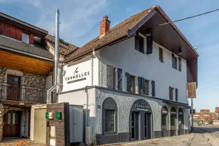 Les Tonnelles Отели в г. Севрие