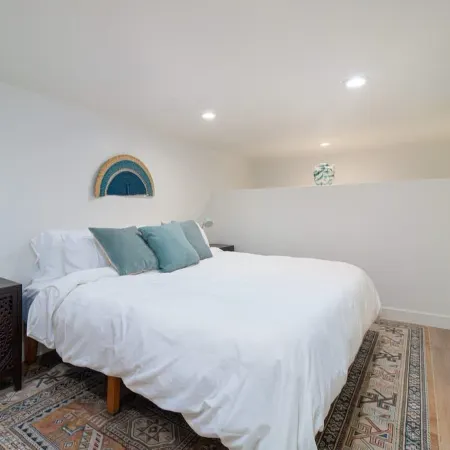 Modern 1-Br Apartment Close to Downtown Vibes