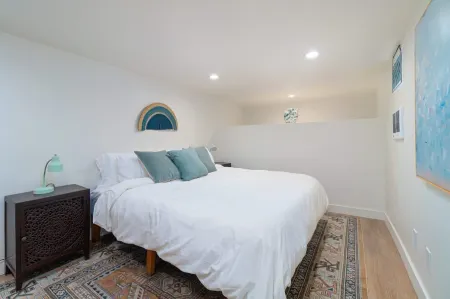 Modern 1-BR Apartment Close to Downtown Vibes Отели рядом с достопримечательностью «Парк Ранчо Сан Рафаел Офф-Лиш Дог»