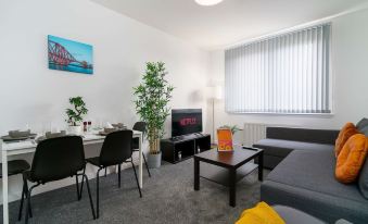 Free Parking - 2 Bedroom Flat