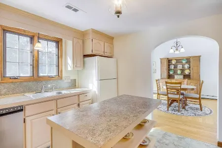 Bright & Spacious house with A/C - close to beach Отели рядом с достопримечательностью «Крейгвилл Бич, Барнстейбл»