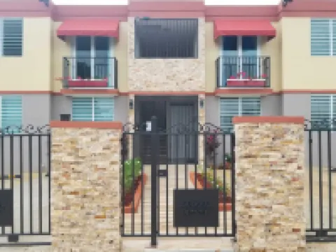 Villa Santorini 3-bedroom apartment in welcoming Bayamón with WiFi, AC. Enjoy Hotels in Bayamon