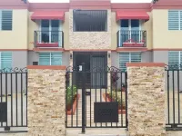 Villa Santorini 3-bedroom apartment in welcoming Bayamón with WiFi, AC. Enjoy Hotels in Bayamon