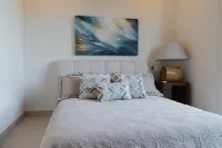 Villa Magnolia, Lux condo, steps from the beach.