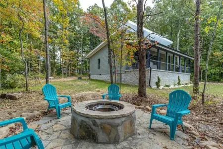 Cozy Two Bedroom Cabin in Water's Edge Retreat
