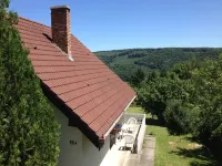 House (140m2, 3 large bedrooms), garden (800m2) fenced, great Hotel a Orfu