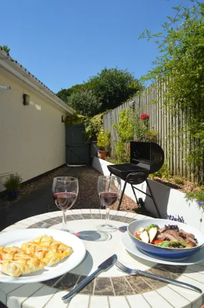 Perfect Romantic  Studio Apartment - Close to Beaches on the Edge of Dartmoor Отели в г. Айвибридж