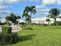 Ocean view & Golf cart included!  Sports fans don’t miss any games pro or NCAA! Hotel dekat The Abaco Club
