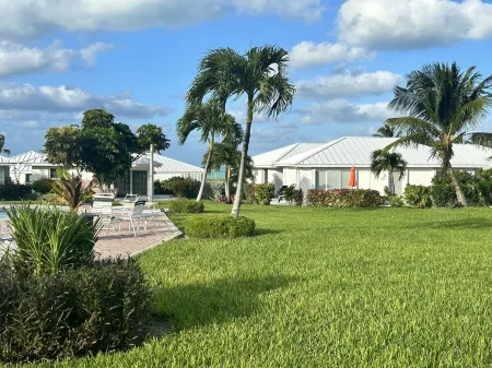 Ocean view & Golf cart included!  Sports fans don’t miss any games pro or NCAA!