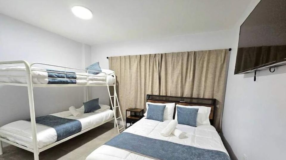 645 Airport/Top House Apartment3