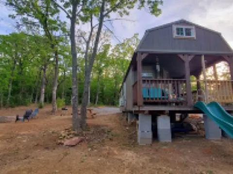 Cozy tiny cabin nested in the trees in a lake community, peaceful countryside. Hotels in Bryan County