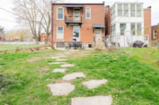 Remodeled historic family home w/ full kitchen & garage parking โรงแรมใน