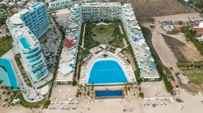 Luxury beach condo in Aria Ocean Hotel di 