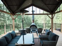 Rustic Cabin with glamour. Private, mature trees & close to provincial park Hotels in Strathcona County