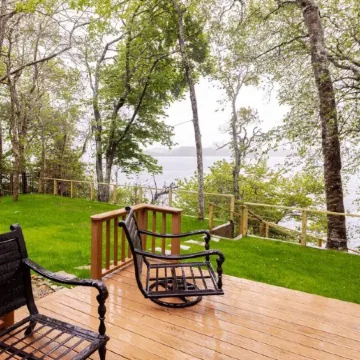 Waterfront Mashpee 5Bed/3Bath house with AC and WiFi w/ Private Beach