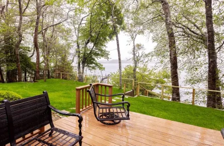 Waterfront Mashpee 5Bed/3Bath house with AC and WiFi w/ Private Beach