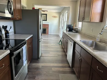 Charming House Right Outside of the Historic Harbortown, Close Walk to Downtown Отели в г. Вермилен